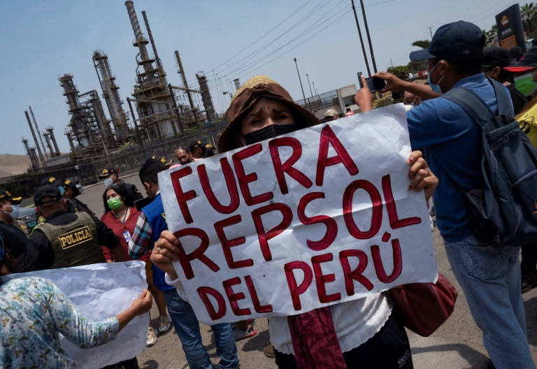 A resident of a community affected by the Repsol oil spill on the coast of Peru protests against the Spanish oil company, on January 20, 2022 in Callao