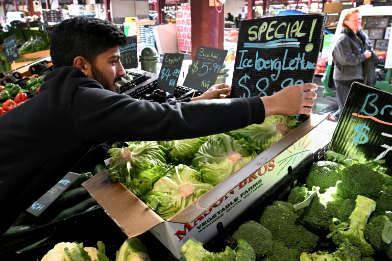 High lettuce prices in Australia have forced KFC to switch to a cabbage mix in burgers and other products.